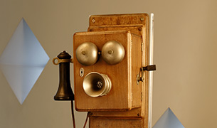 Manual wall phone, 1900’s