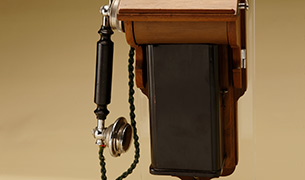 Manual wall phone, 1900’s